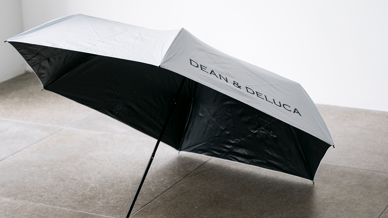 ユニセックスに活躍する晴雨兼用の折りたたみ傘
